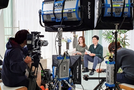 SK텔레콤 구성원들이 스튜디오에서 온라인 채용 설명회 ‘T커리어 캐스트(T-Careers Cast)’ 중계를 준비하고 있다. 사진=SK텔레콤