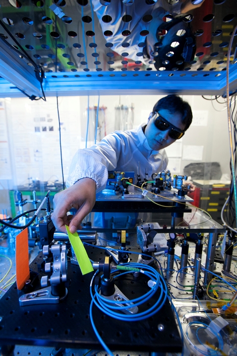 연구원들이 경기도 분당에 위치한 IDQ 한국 지사에서양자암호통신을 연구하고 있는 모습. 사진=SK텔레콤