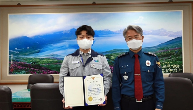 김상구 서장이 음주운전 범인 검거 유공자에게 표창장을 수여하고 기념촬영.(사진제공=창원서부경찰서)