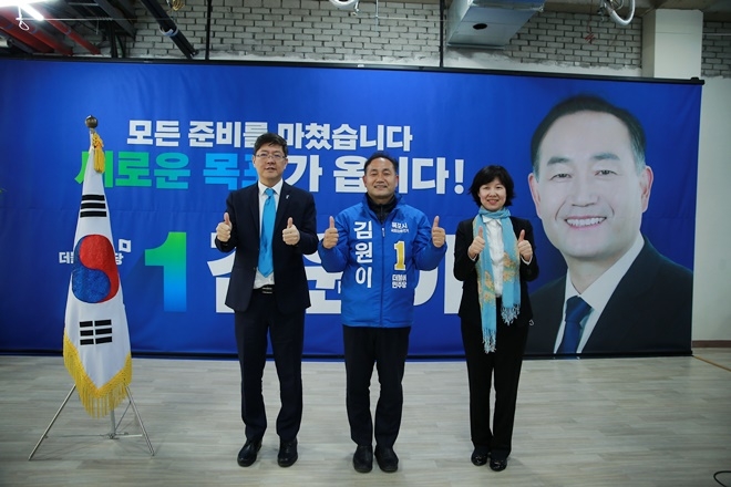 김홍걸 민화협 대표상임의장이 더불어시민당 양정숙 비례대표와 함께 목포 김원이 후보를 찾아 힘을 실어주고 있다.(사진제공=김원이 후보 봄날 캠프)