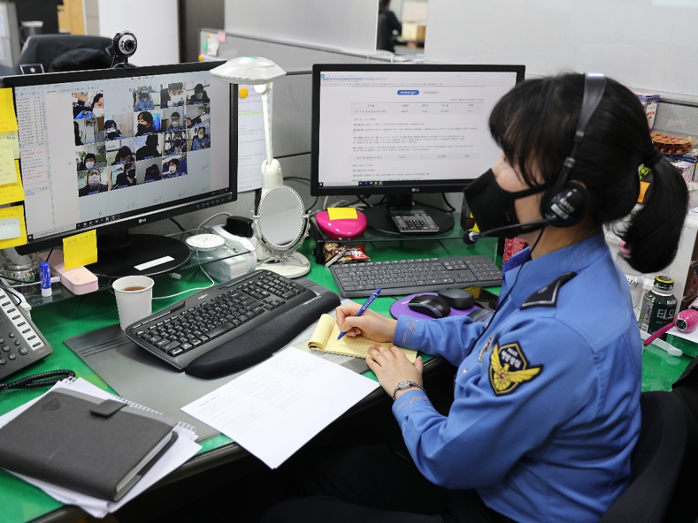 PC영상을 통해 직원간 소통을 이어가고 있다.(사진제공=남해지방해양경찰청)