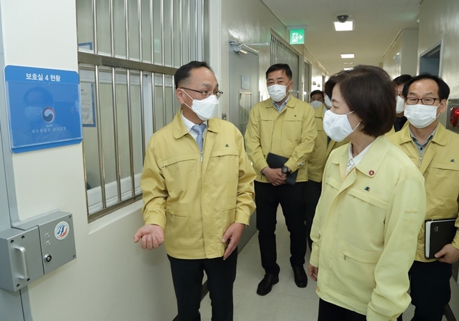 추미애 법무부 장관이 3일 제주출입국·외국인청 외국인보호실을 방문해 코로나19 대응 실태를 점검하고 있다.(사진제공=법무부)