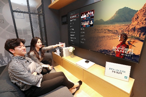 KT 모델들이 올레 tv와 Seezn(시즌)에서 볼 수 있는 ‘라이브 K 콘서트’를 소개하고 있다. 사진=KT