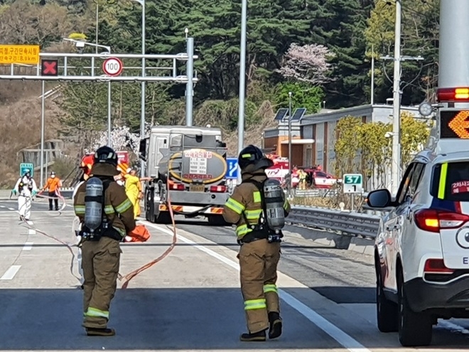 소방이 제독을 하고 있다.(사진제공=부산경찰청)