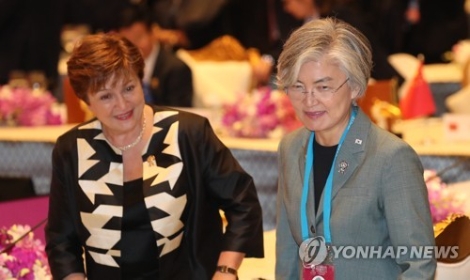 강경화 외교부 장관이 지난해 11월 방콕 임팩트 포럼에서 열린 지속가능발전 관련 특별오찬에서 게오르기에바 국제통화기금(IMF) 총재와 인사하고 있다. 사진=연합뉴스