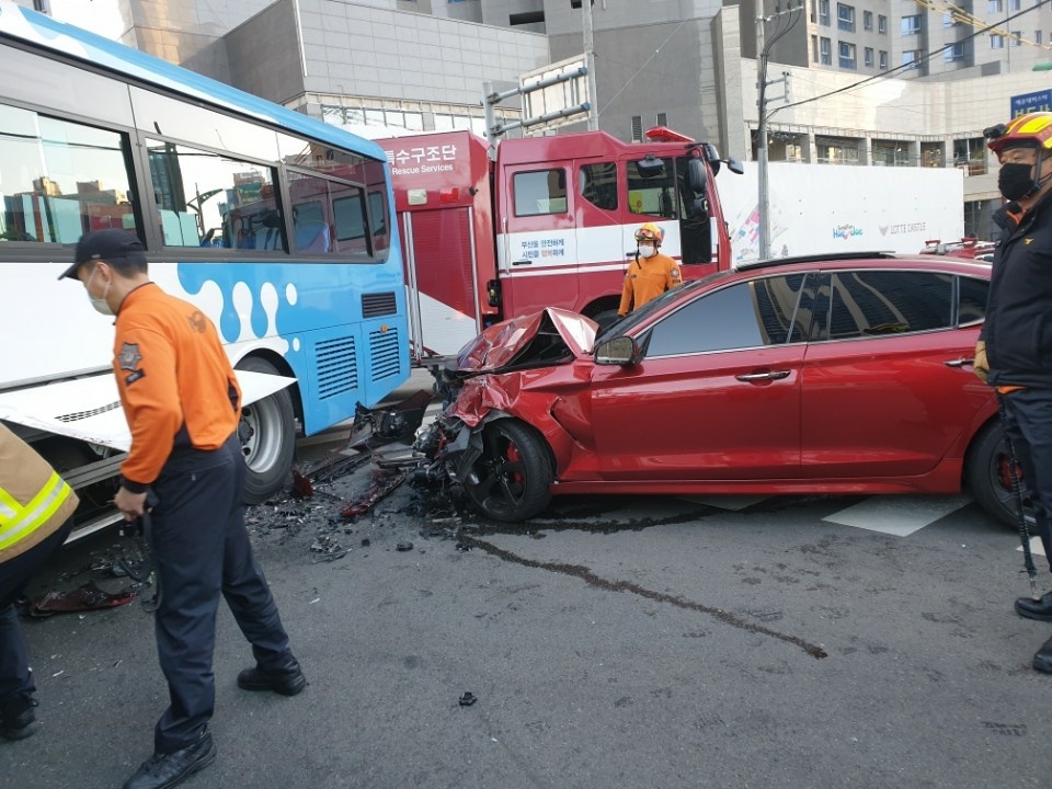 제네시스 승용차량이 버스를 충격한 사고현장.(사진제공=부산경찰청)