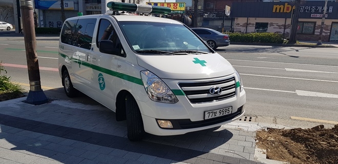 4월 5일 베트남 유학생을 태운 구급 차량이 전주출입국‧외국인사무소 군산출장소에 진입하고 있다.(사진제공=법무부)