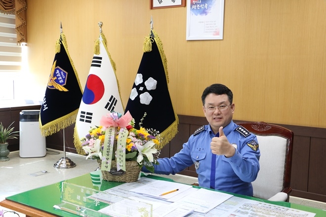 화훼농가 돕기 플라워 버킷 챌린지에 참여한 이광진 서장.(사진제공=부산해양경찰서)
