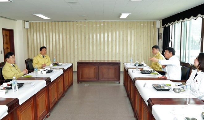 김오수 법무부 차관(왼쪽)이 7일 ‘치료감호소’를 방문하여 조성남 소장(오른쪽 두 번째)에게 코로나19 대응에 만전을 기해줄 것을 당부하고 있다.(사진제공=법무부)