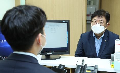 저축은행중앙회 박재식 중앙회장(오른쪽)이 NH저축은행 동대문지점을 방문해 현장의 노고를 청취하고 있는 모습. 사진=저축은행중앙회