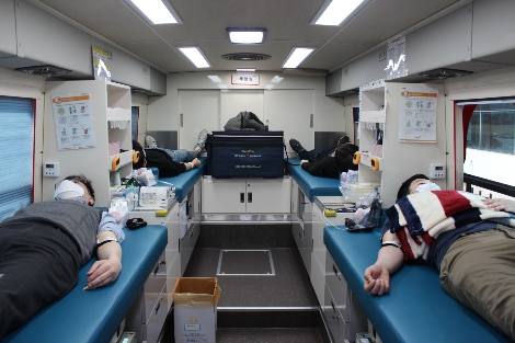 LG화학 오창공장 임직원들이 헌혈을 실시하고 있는 모습. 사진=LG화학