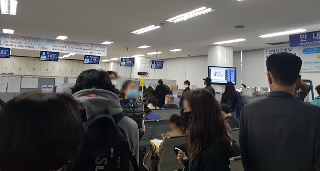 4월 1일 서울출입국·외국인청 외국인 민원 대기 모습.(사진제공=법무부)