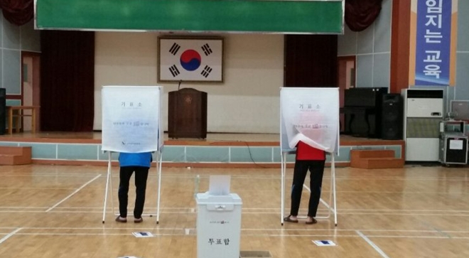 부산소년원생들이 거소투표를 하고 있다.(사진제공=오륜정보산업학교)