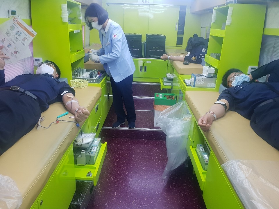순천교도소직원들이 헌혈에 동참하고 있다.(사진제공=순천교도소)