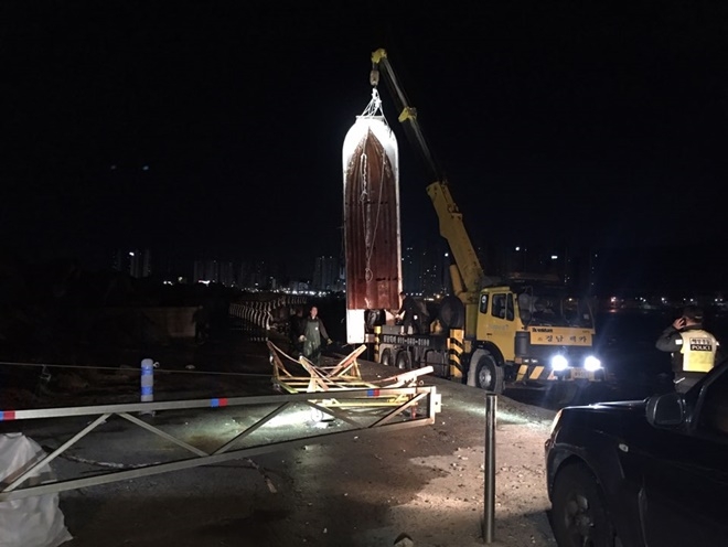 크레인을 이용 어선을 양륙하고 있다.(사진제공=울산해양경찰서)