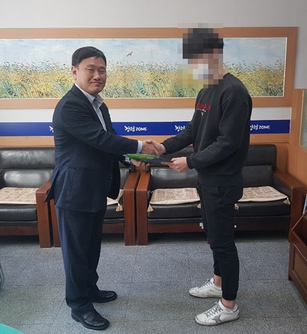 출원생에게 희망드림 장학금을 전달하며 격려하고 있다.(사진제공=대구소년원)