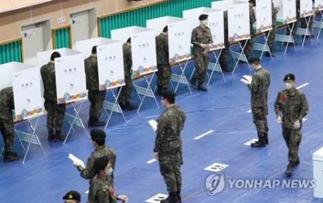 제21대 국회의원선거 사전투표 첫날인 10일 오전 충남 논산훈련소 훈련병들이 연무읍 연무문화체육센터 사전투표소에서 투표하고 있다. 사진=연합뉴스