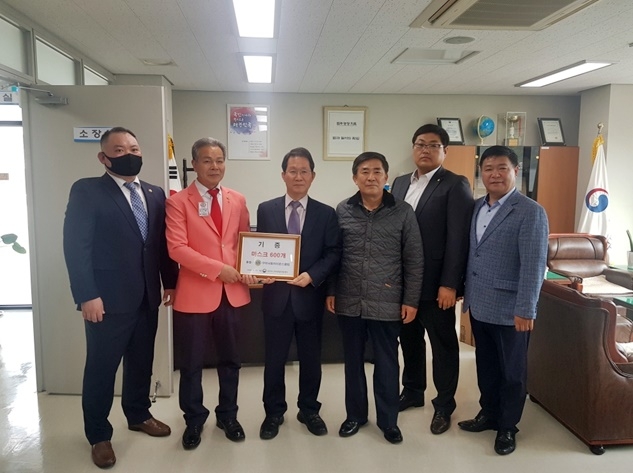 4월 20.일구미낙동라이온스클럽 김수경 회장(좌측 두 번째)과 임원진이 법무부 구미준법지원센터 권우택 소장(좌측 세 번째)에게 코로나19 확산 방지를 위한 마스크 600장을 기증하고 있다. (사진제공=구미준법지원센터)