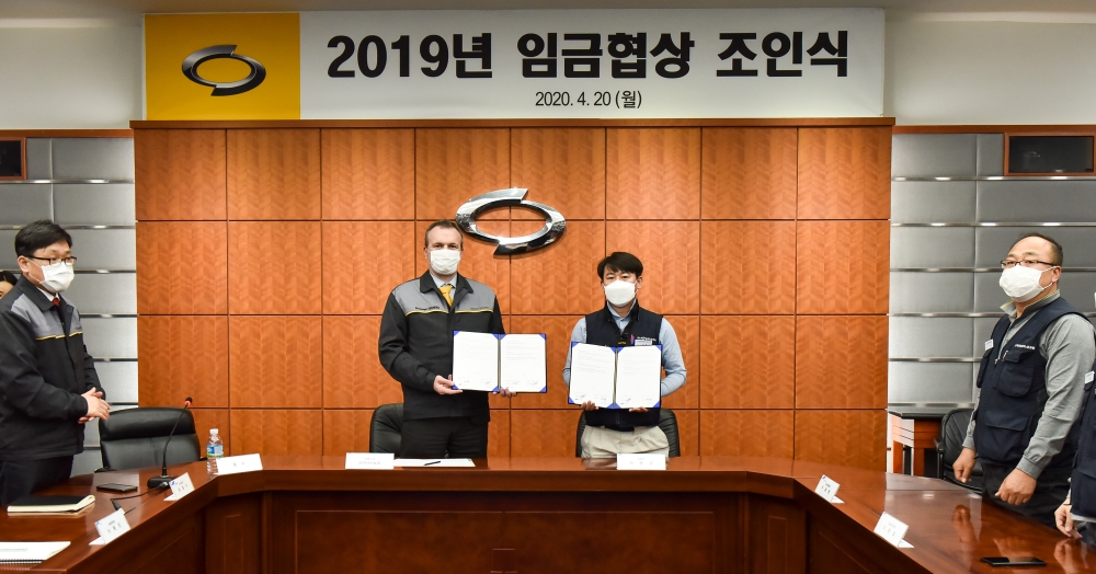 2019년 르노삼성자동차 임금 협상 조인식에서 도미닉 시뇨라 사장(왼쪽)과 박종규 노동조합 위원장이 기념촬영을 하고 있다.(사진=르노삼성자동차)