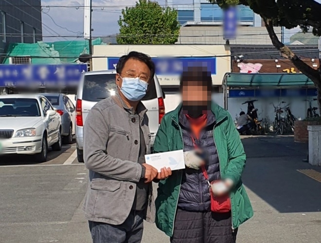 김정석 사무처장이 지원금을 전달하고 있다.(사진제공=경주범죄피해자지원센터)