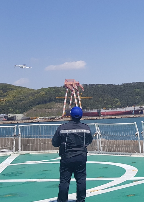남해해경청 훈련단이 드론운용역량강화 교육에 임하고 있다.(사진제공=남해해경청)