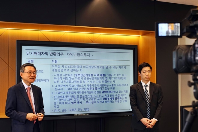 온라인 동영상 강의 촬영을 하고 있는 율촌의 임재연 변호사와 허진용 변호사.(사진제공=율촌)