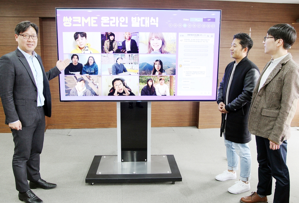 코로나19 전파 예방을 위해 온라인으로 진행된 발대식에서 쌍용자동차 박기석 커뮤니케이션팀장(사진 왼쪽)과 담당자들이 1기 쌍크미들에게 임명장을 수여하고 홍보대사로서 응원과 활약을 당부하고 있다.(사진=쌍용자동차)