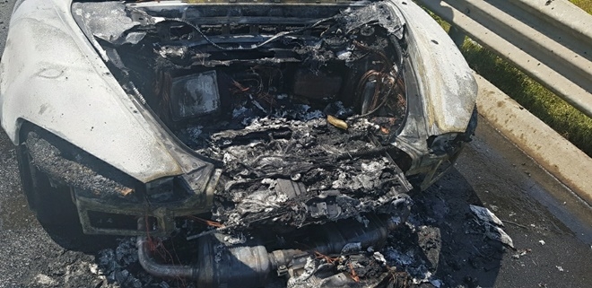 포르쉐 엔진룸 과열로 반소.(사진제공=부산경찰청)