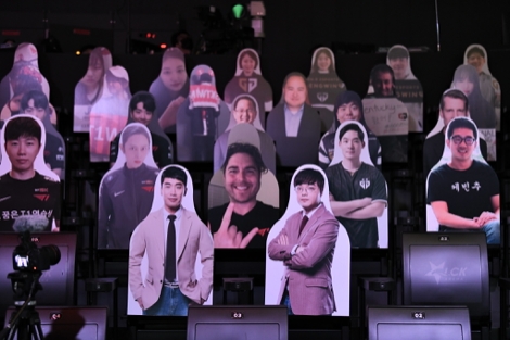 25일 서울 종로구 그랑서울에 위치한 ‘LoL 파크’에서 열린 ‘T1’과 ‘젠지’간 2020 LCK 결승 경기에서 경기장 좌석에 배치된 약 120여장에 달하는 입간판형 ‘아바타 응원단’의 모습. 사진=SK텔레콤