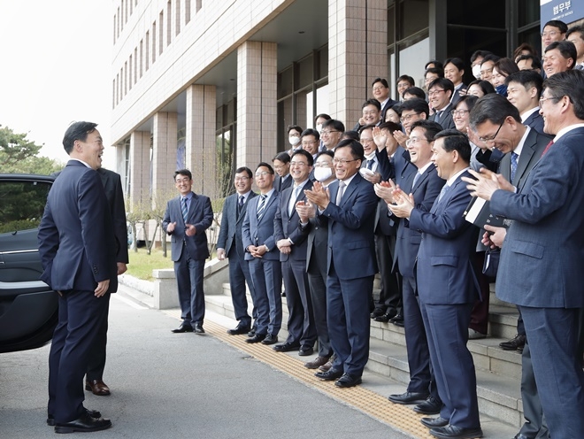 김오수 법무부 차관(왼쪽)이 27일 정부과천청사에서 직원들의 환송을 받고 있다. (사진제공=법무부)