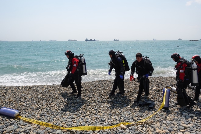 남해해경청 직원들이 감지해변 일대에서 수중과학수사 훈련에 임하고 있다.(사진제공=남해해경청)