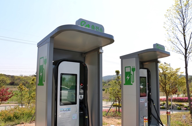 민원인 주차장에 설치된 전가자동차 급속충전기.(사진제공=정읍교도소)