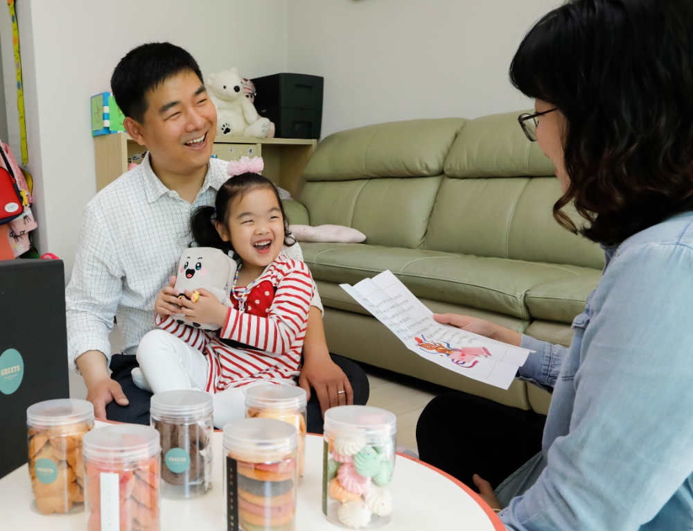 대림 가정의 달 행사에 참여한 임직원 자녀가 아빠가 써준 편지와 선물을 전달받고 있다.(사진=대림산업)