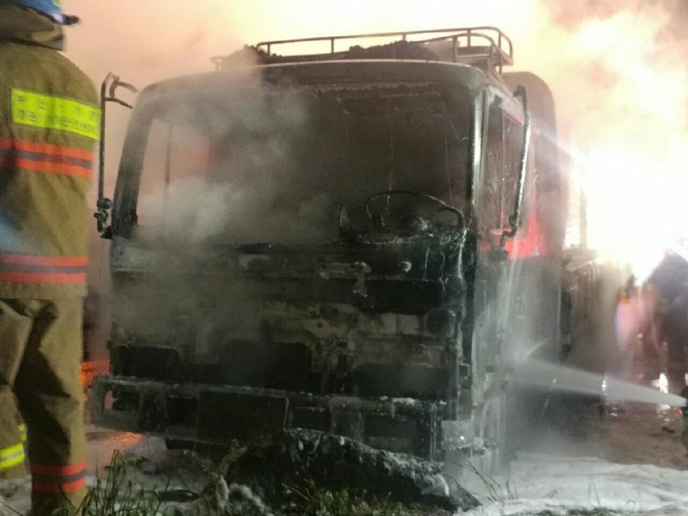 일광면 화천리 물류차고지 내 화물차량 화재현장.(사진제공=부산경찰청)