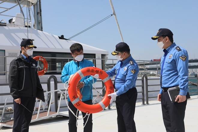 이광진 부산해경서장(사진우측 2번째)이 용호만 신규취항 유람선 현장 점검을 하고 있다.(사진제공=부산해양경찰서)