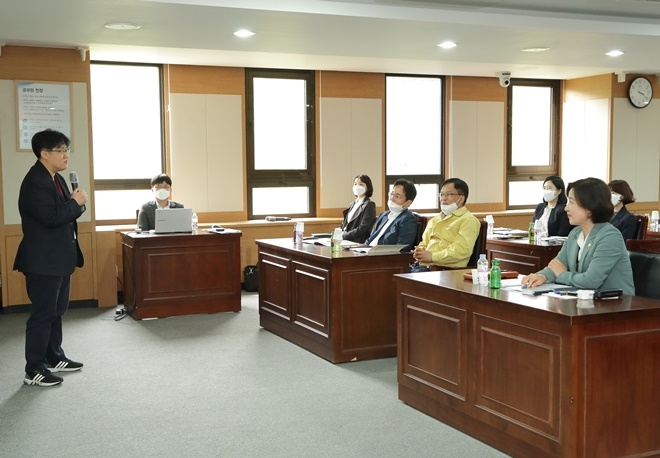 1추미애 법무부 장관(앞줄 오른쪽)이 7일 정부과천청사에서 개최된 「제1회 인권교육 간부 세미나」에서 조진경 대표(십대여성인권센터)의 강연을 청취하고 있다. (사진제공=법무부)