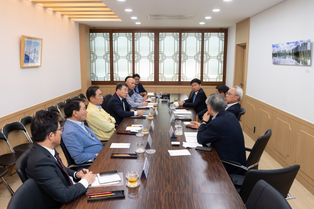 8일 오전 평택시청에서 노.사.민.정 특별협의체 관계자들이 모여 논의를 하고 있다.