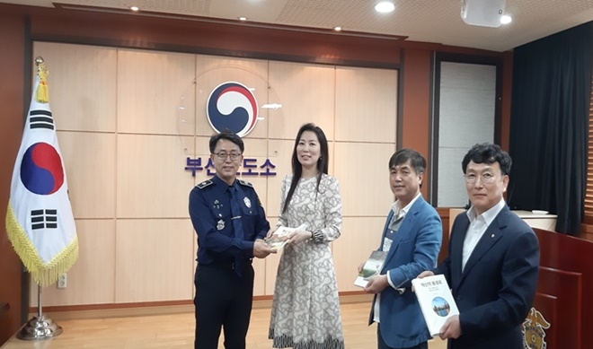 부산교도소 교정위원들이 도서를 기증하고 있다.(사진제공=부산교도소)