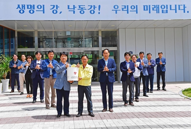 이호중 청장 등 직원들이 덕분에 챌린지에 동참하고 있다. (사진제공=낙동강유역환경청)