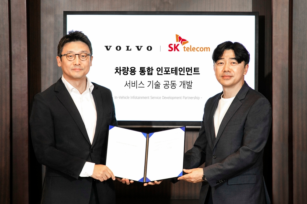 볼보자동차코리아 이윤모 대표이사(좌), SK텔레콤 이종호 모빌리티 사업단장(우)