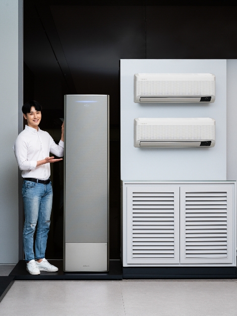 삼성전자 모델이 삼성디지털프라자 삼성대치점에서 무풍에어컨 '3멀티' 패키지를 소개하고 있다. 사진=삼성전자