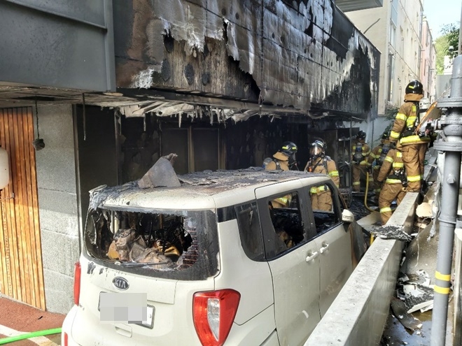 레이차량 화재로 건물 외벽 소실.(사진제공=울산소방본부)