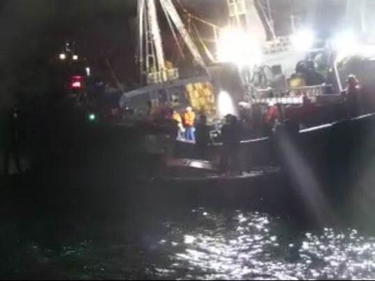 좌초어선의 선원을 구조하고 있다.(사진제공=부산해양경찰서)