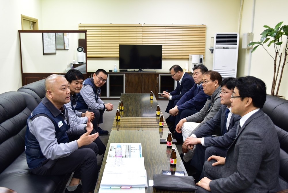 쌍용자동차 노동조합 정일권 위원장(사진 맨왼쪽)이 지난달 29일 평택공장 노동조합 사무실에서 대리점 협의회 임원들과 만나 현황을 설명하고 있다.(사진=쌍용자동차)