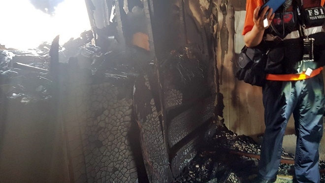 부산 서구 완월동 건물 옥상 가건물 내부가 소훼.(사진제공=부산경찰청)