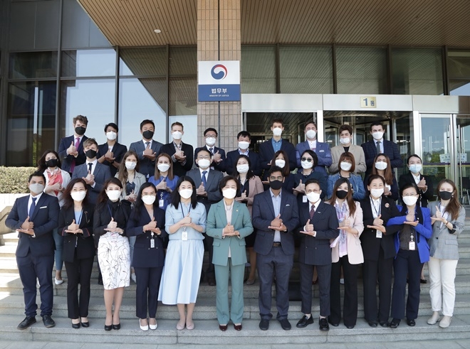 추미애 법무부 장관(앞줄 왼쪽 여섯 번째)이 13일 정부과천청사에서 개최된 제1기 「사회통합 이민자 멘토단」 위촉식에서 멘토단에 위촉된 이민자들과 '덕분에 챌린지'에 동참하며 기념촬영을 하고 있다. (사진제공=법무부)