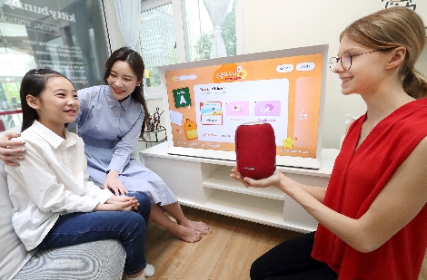 KT 모델들이 말로 하는 AI 영어학습 기능 ‘스콜라스틱 AI튜터’를 소개하고 있다. 사진=KT