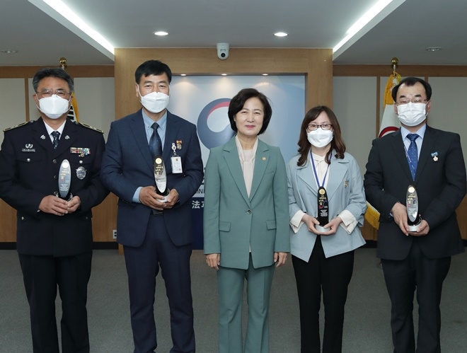 추미애 법무부장관(가운데)이 13일 정부과천청사에서 개최된 ‘제6회 대한민국 공무원상’ 정부포상 전수식에서 정부포상 유공자들과 기념촬영을 하고 있다.(사진제공=법무부)