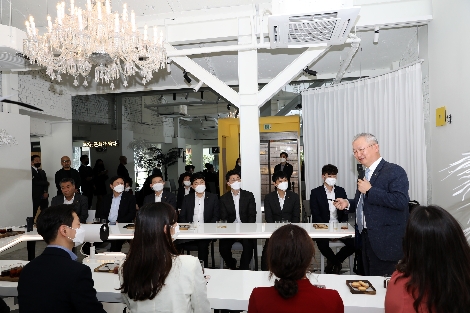 NH투자증권 정영채 대표가 '문화다방'에 방문해 인사말을 하고 있다. 사진=NH투자증권