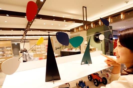 갤러리아명품관, 이색 인테리어 소품 ‘모빌’에 눈길
